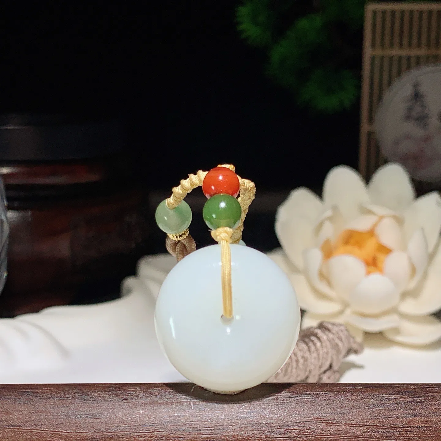 和田玉羊脂白平安扣挂件 尺寸22/11重14.5克。玉质细腻油润。手推出油。佩戴高端典雅。lt260