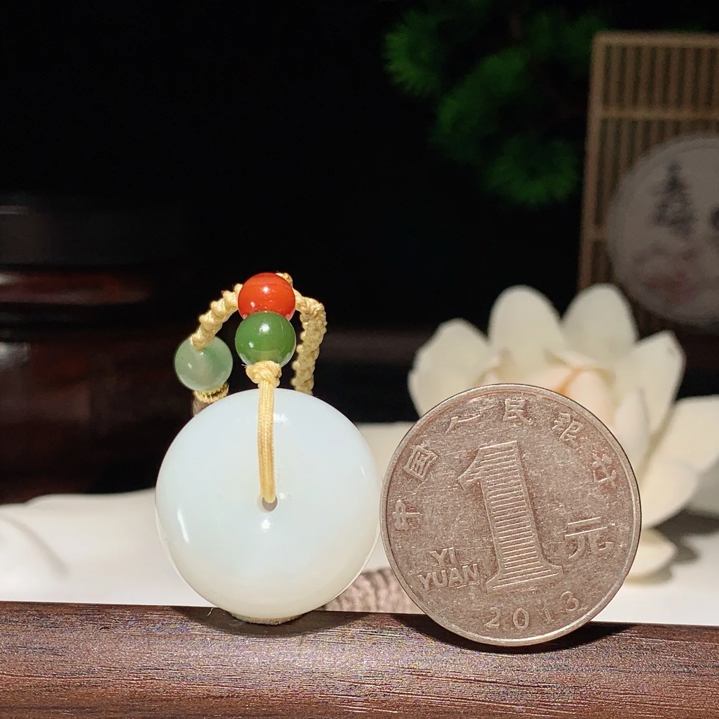 和田玉羊脂白平安扣挂件 尺寸22/11重14.5克。玉质细腻油润。手推出油。佩戴高端典雅。lt260127