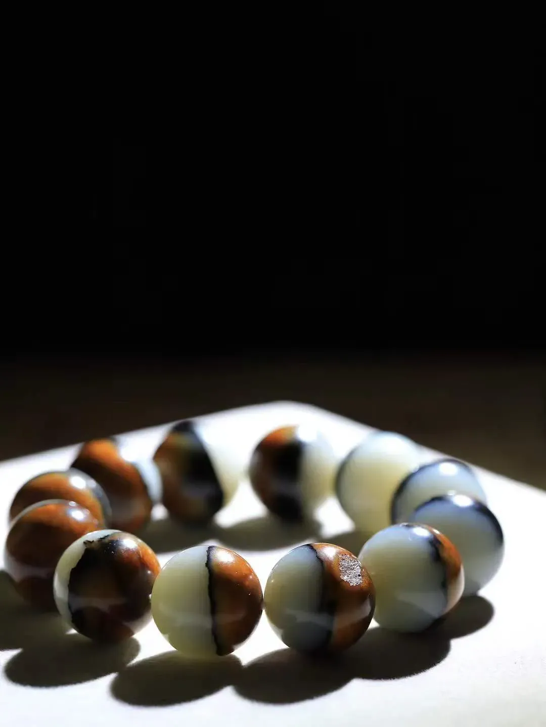 【珠圆玉润.手串】

精品️和田玉三色珠圆玉润手串 玉质温润细腻  整串打磨圆润，佩戴舒适。珠珠落玉盘，间关莺语花底滑，一生美好时光，无论身在何处，都有它相伴相守。事事顺遂，幸福美满，吉祥如意。重144克 尺寸取一20mm  FDA-22102737