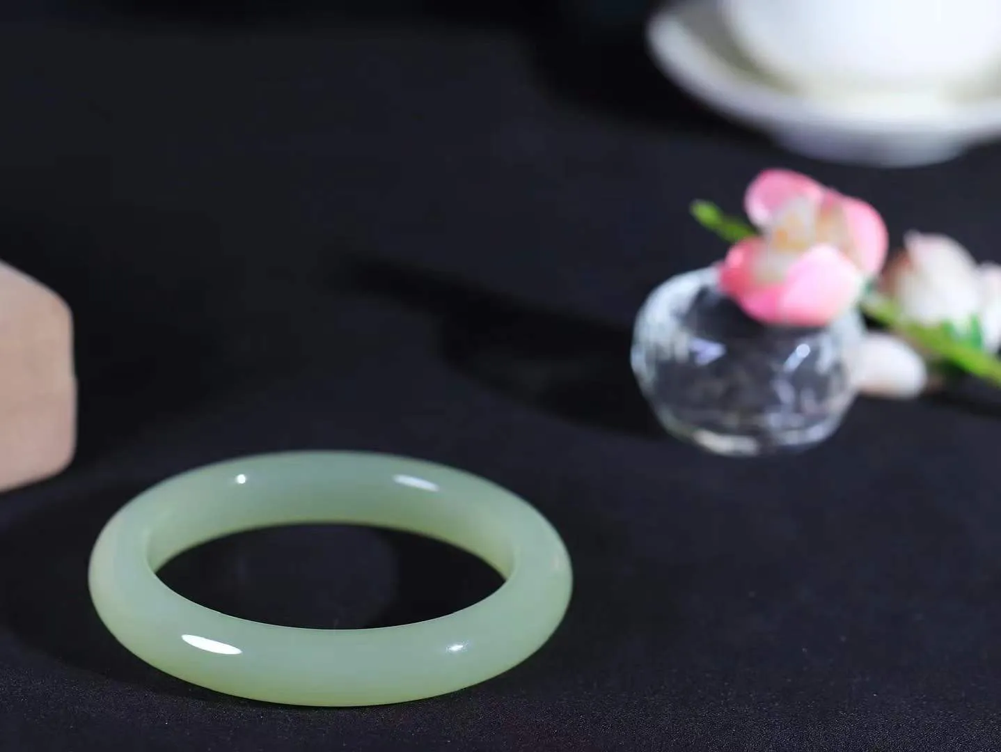 【晴水相伴.镯】

精品️和田玉晴水手镯，以其淡雅的晴水色调，成为腕间的一抹亮色。玉质细腻，触感温润，佩戴它，感受玉石的温度与自然的灵性，让每一天都充满诗意与美好。重53.6克  尺寸56.5-11.7-9mm   75162654A