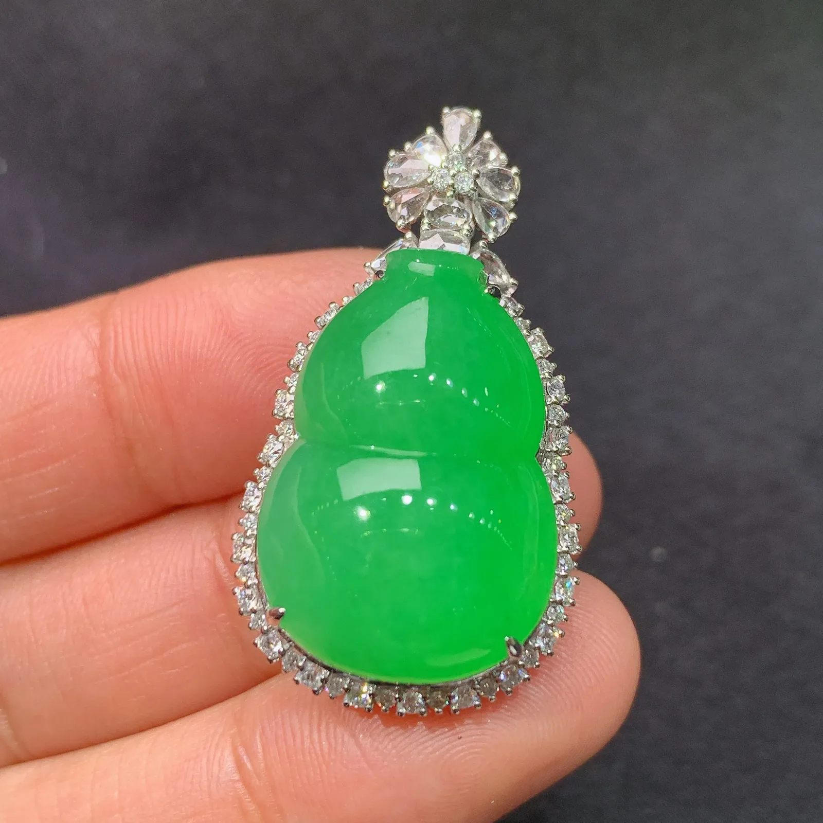 翠绿葫芦吊坠，18k金镶嵌，色泽鲜阳，冰润细腻，种水足，Xj 尺寸35.1*19.8*14.7