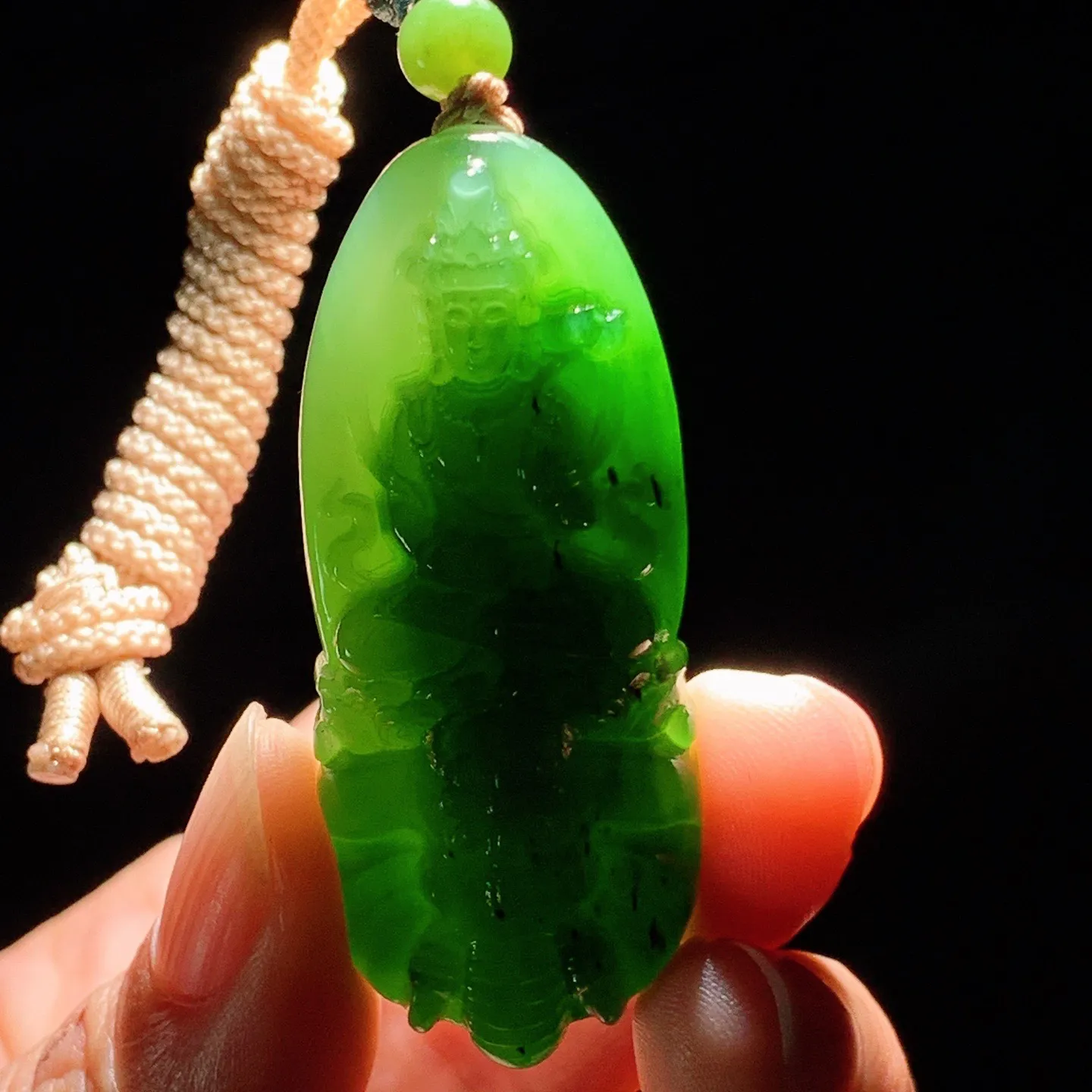 和田玉阳绿俄罗斯碧玉普贤菩萨牌挂件 尺寸52/21/11重23
.5克。玉质细腻油润。手推出油。佩戴高端典雅。lt260127