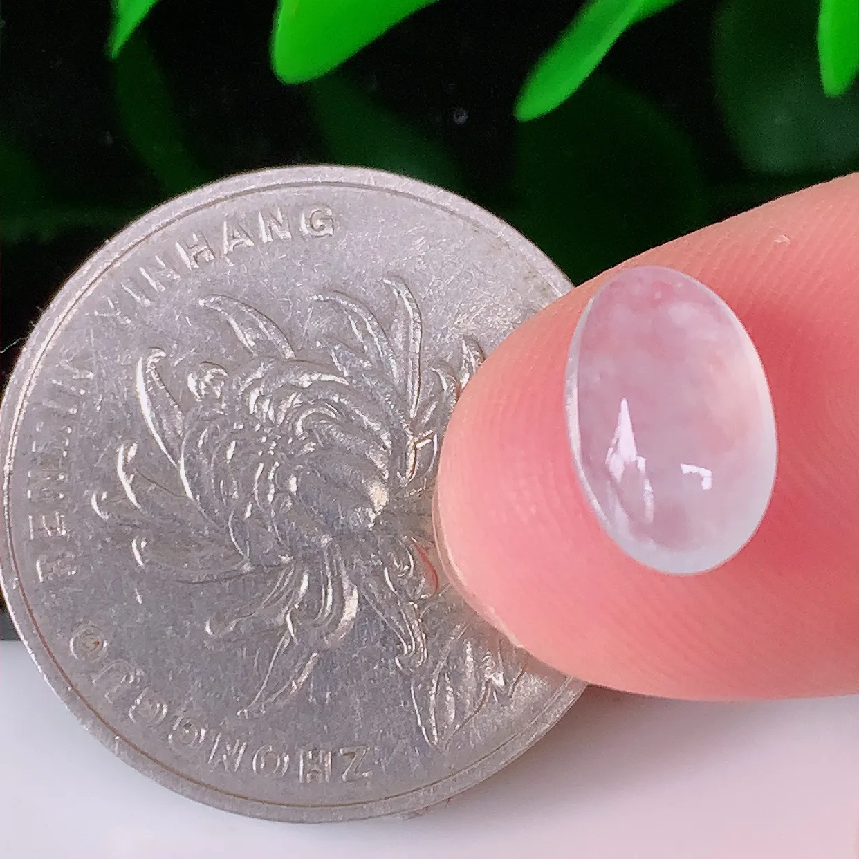 自然光实拍，冰种翡翠戒面，蛋面，翠色灵动，玉质细腻，颜色漂亮，品相佳，镶嵌更靓，佩戴佳品！#681.4尺寸10.5*6.8*3.5mm