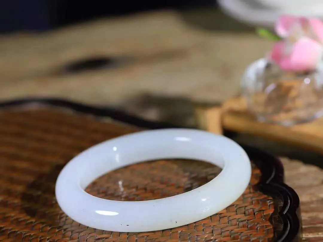 【一见钟情·手镯】

精品和田玉双色点墨手镯。镯型饱满，温润细腻，脂润沁香。️执一卷书，沏一盏茶，着一袭裙，戴一只镯。淡淡浅笺，素心若兰，静赏玉中诗画。悠悠岁月，芊手轻摘，盛满诗样芳华。重55克   内径圈口55mm 尺寸11-9.8mm  FDA-55102504