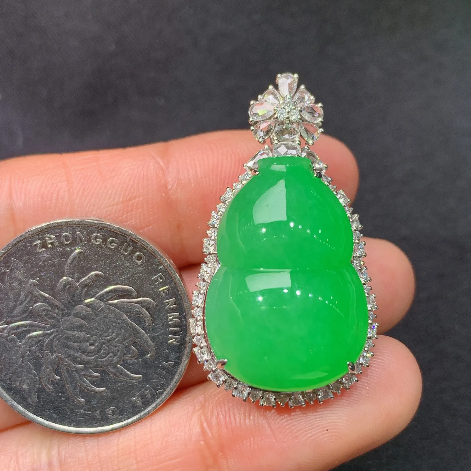 翠绿葫芦吊坠，18k金镶嵌，色泽鲜阳，冰润细腻，种水足，Xj 尺寸35.1*19.8*14.7