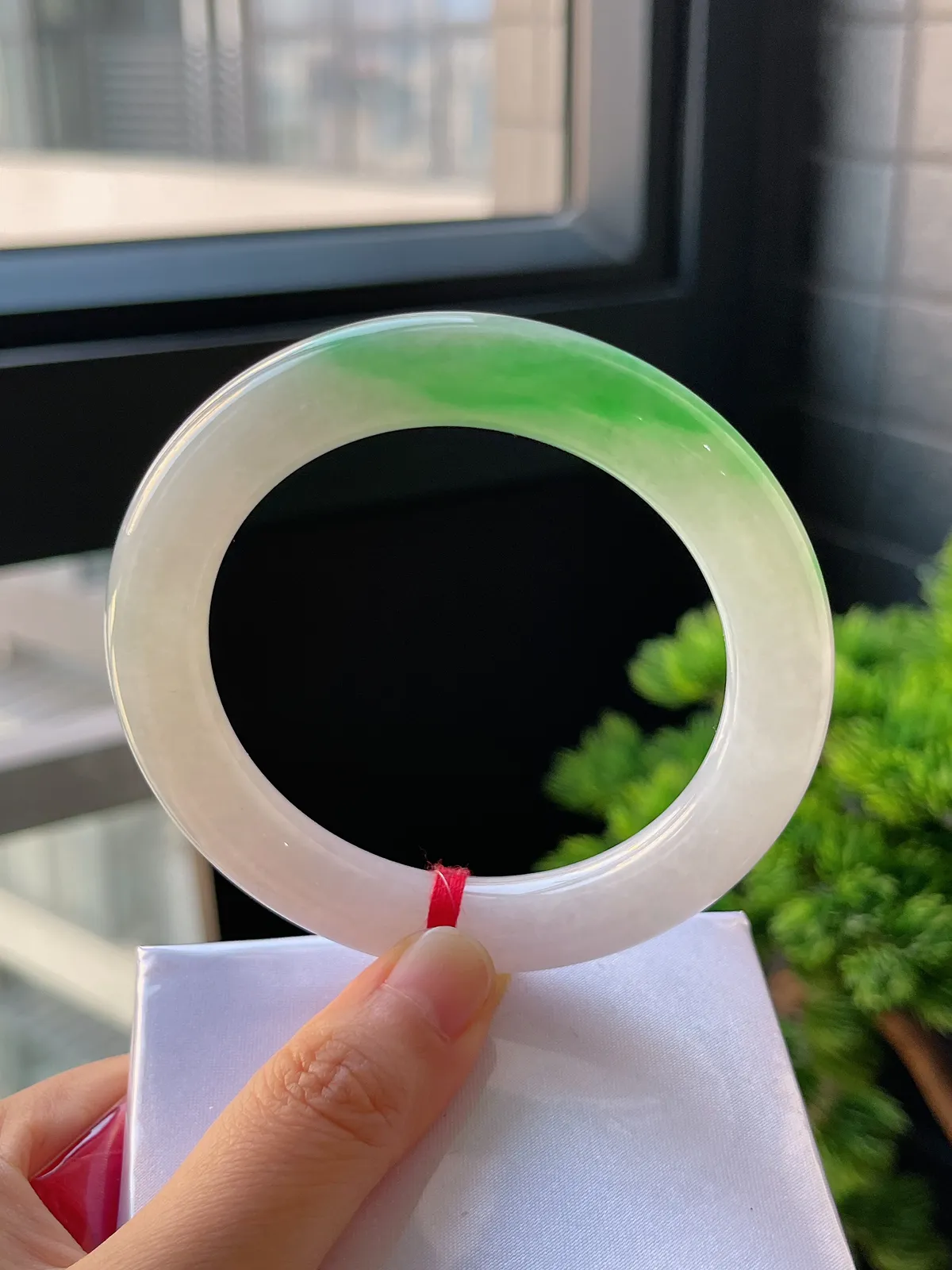 圆镯58圈口，翡翠冰糯种飘绿手镯