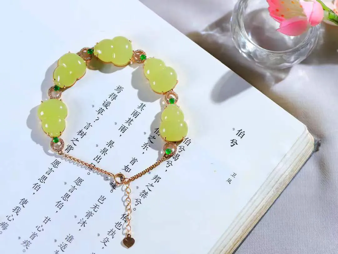 【金镶玉.福禄.手链】

精品和田玉黄口18k金镶嵌葫芦手链，玉质细腻油润 造型饱满 寓意子孙万代