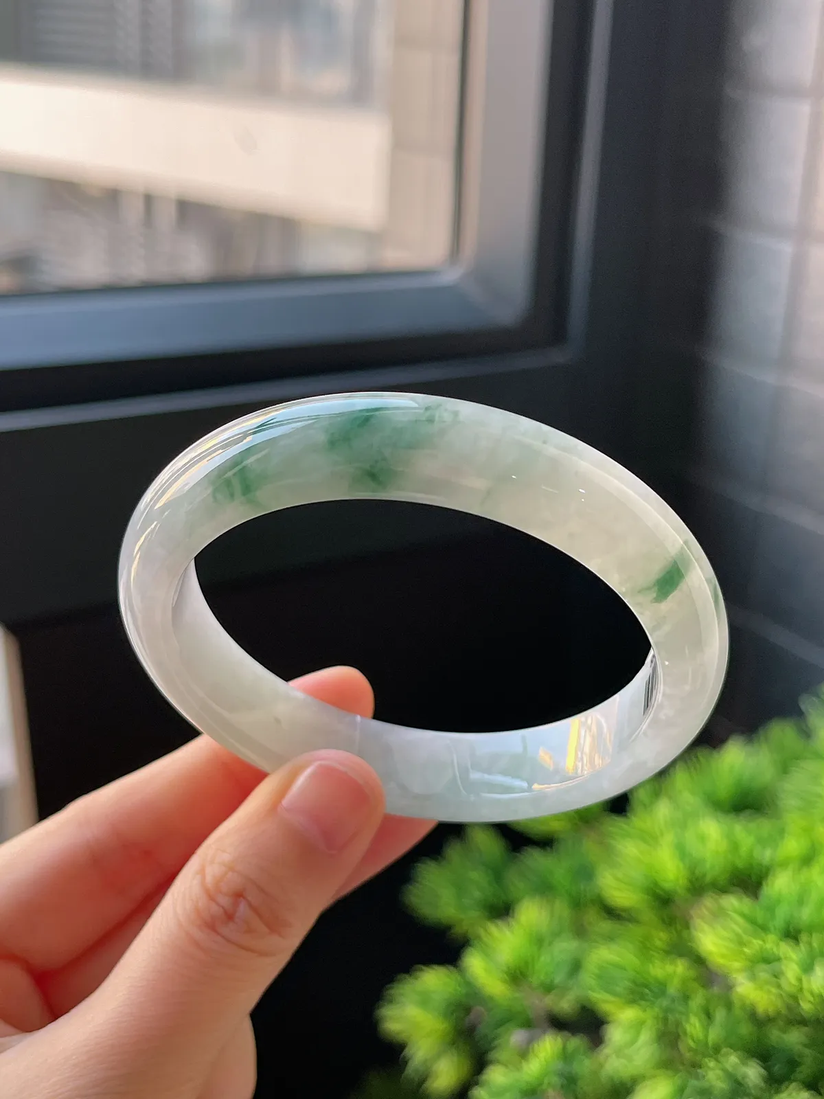 正圈57.8圈口，翡翠糯化种飘绿手镯