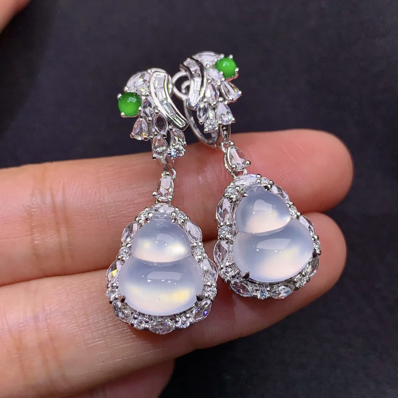 18k金钻镶嵌冰种葫芦耳坠 搭配小阳绿蛋面镶嵌 玉质水润细腻 清新透亮 整体尺寸35.5*13.6*10.3