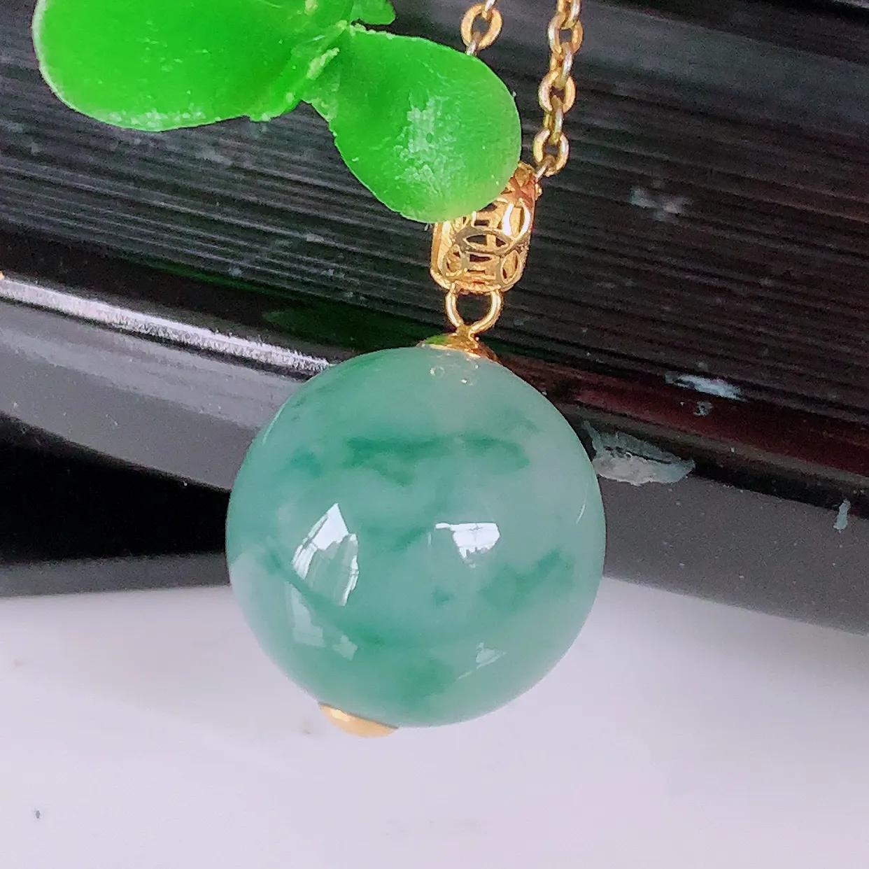 自然光实拍，18K金镶嵌冰飘花翡翠圆珠、转运珠吊坠，寓意“时来运转，财源滚滚” 寓意佳，荧光灼灼，转运珠佩戴时尚优雅！#032.4整体19.5裸石12.5