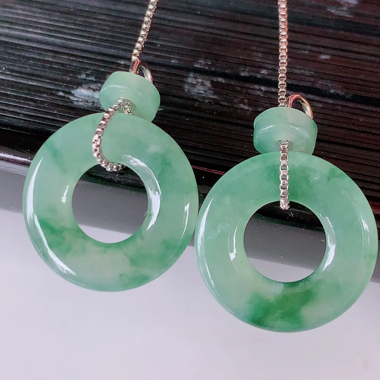 自然光实拍，冰种飘花翡翠一对平安扣耳坠，翠色灵动，玉质细腻，颜色漂亮，品相佳，佩戴佳品！配银线 #1