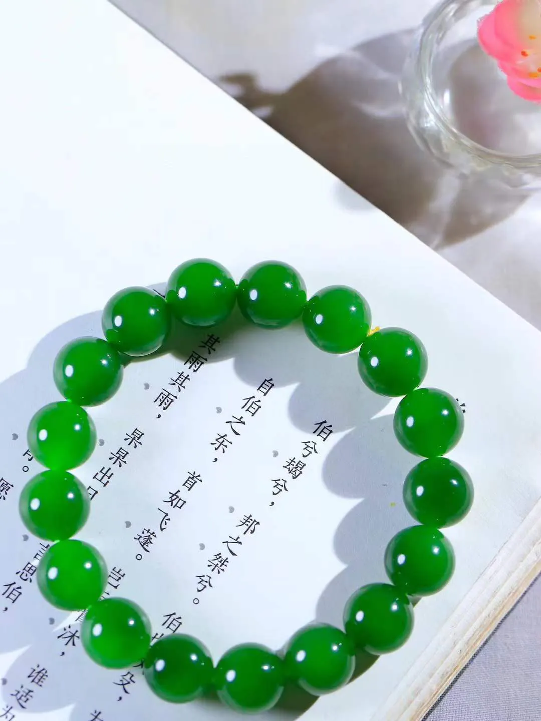 【珠圆玉润.手串】

收藏级臻品️和田玉碧玉珠圆玉润手串 玉质温润细腻  整串打磨圆润，佩戴舒适。珠珠落玉盘，间关莺语花底滑，一生美好时光，无论身在何处，都有它相伴相守。事事顺遂，幸福美满，吉祥如意。重45.2克 尺寸取一12mm  FDA-22102737