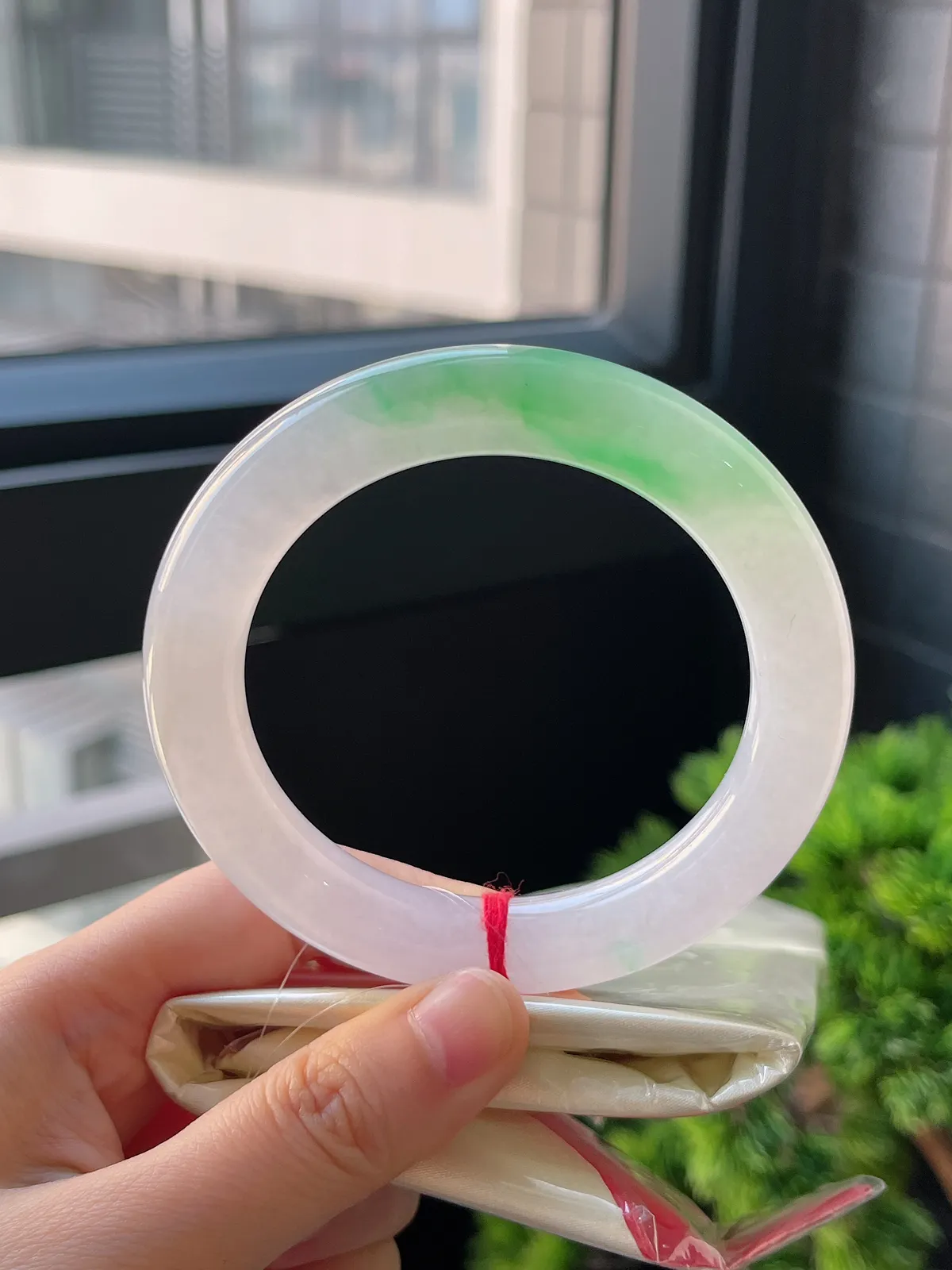 圆镯57.7圈口，翡翠冰糯种飘花手镯