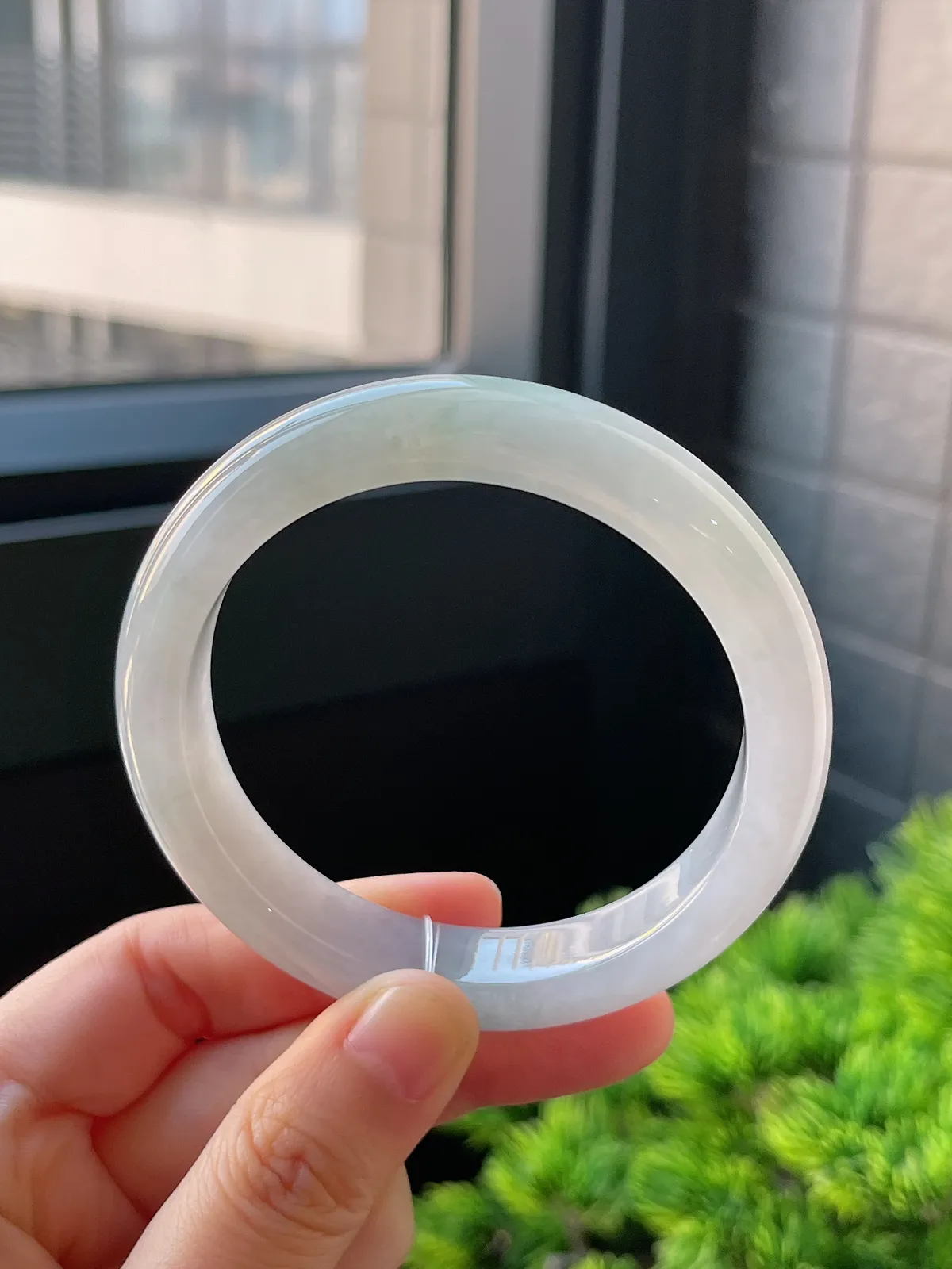 正圈55.5圈口，翡翠冰糯种淡绿色手镯