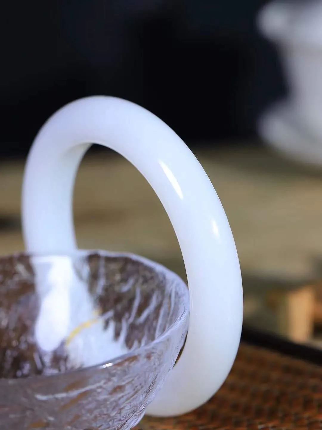 （温柔雅致.手镯）

精品️和田玉白玉手镯。镯型饱满，温润细腻，脂润沁香。️执一卷书，沏一盏茶，着一袭裙，戴一只镯。淡淡浅笺，素心若兰，静赏玉中诗画。悠悠岁月，芊手轻摘，盛满诗样芳华。重79克   尺寸60.5-13-11.2mm    FDL-66102633