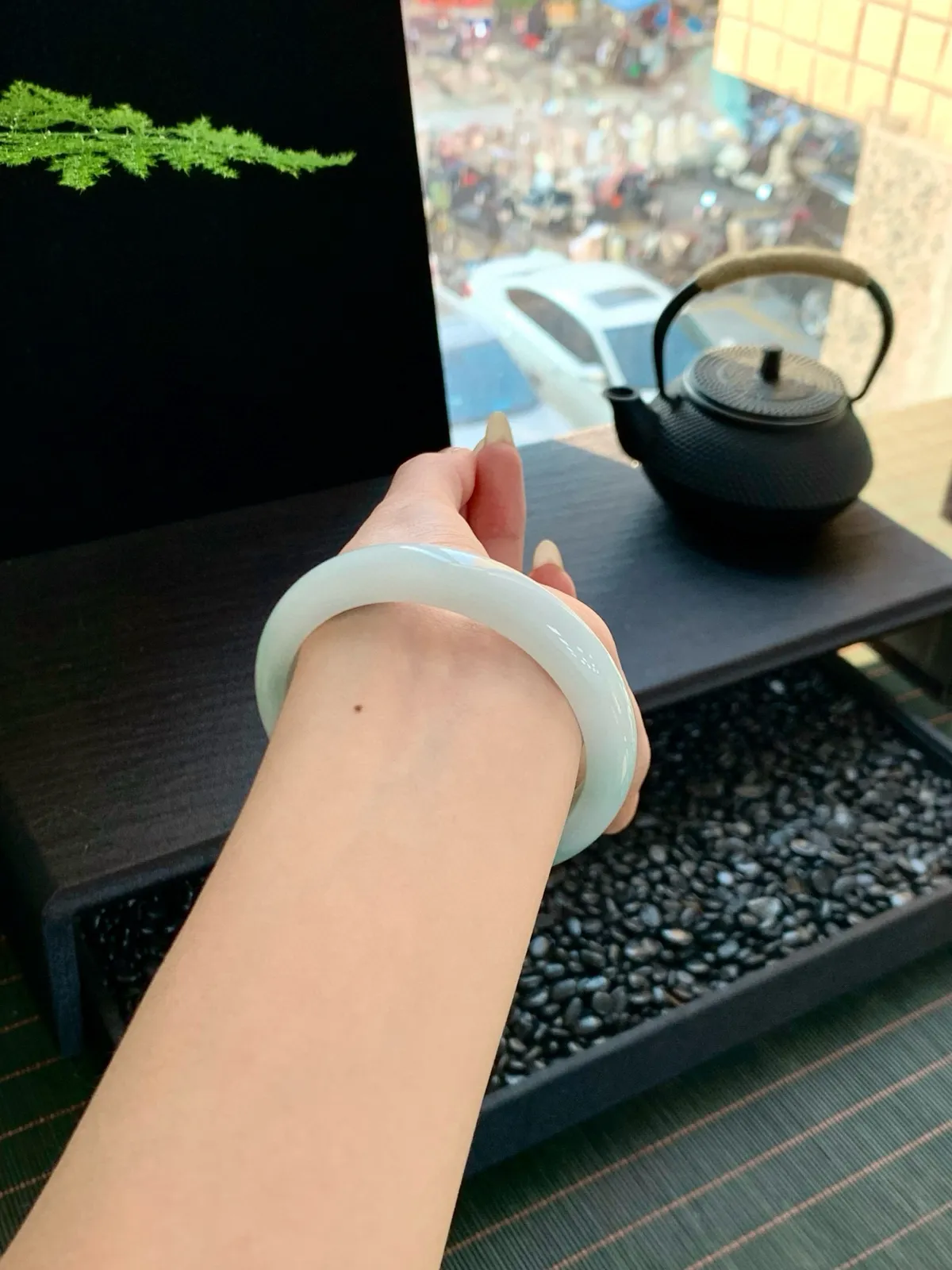 【冰飘绿手镯】
带着娇艳动人的色彩斑斓，仙气缭绕的手镯，上手那是高贵优雅气质与韵味一体的独特魅力～
【尺寸】57-12-8mm