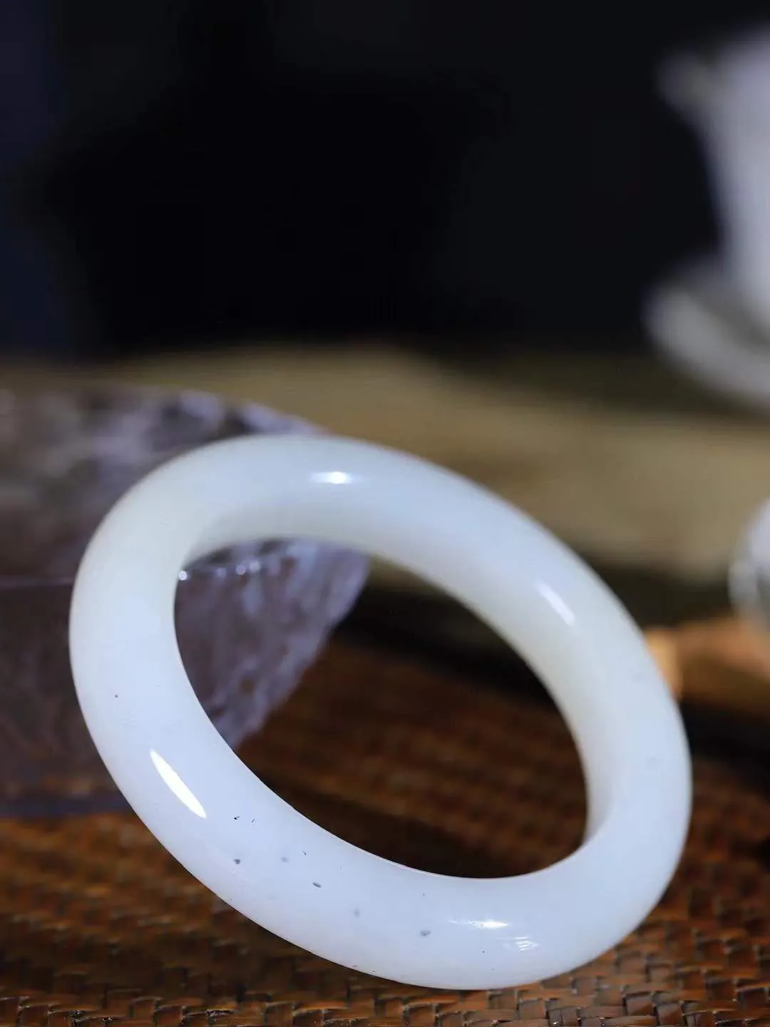 【花样年华·手镯】

精品和田玉白玉点墨手镯，质地油润细腻，色泽高贵典雅，镯型古朴典雅。在诗情画意的雨巷相遇，你是我腕间的一抹风情，有你眸有深情，清风荡漾湖间静水，我愿俯身低眉，在烟波涟漪处，寻你深情倩影。内径55mm尺寸12.6-10.5mm 重67.2克fDA-78102547