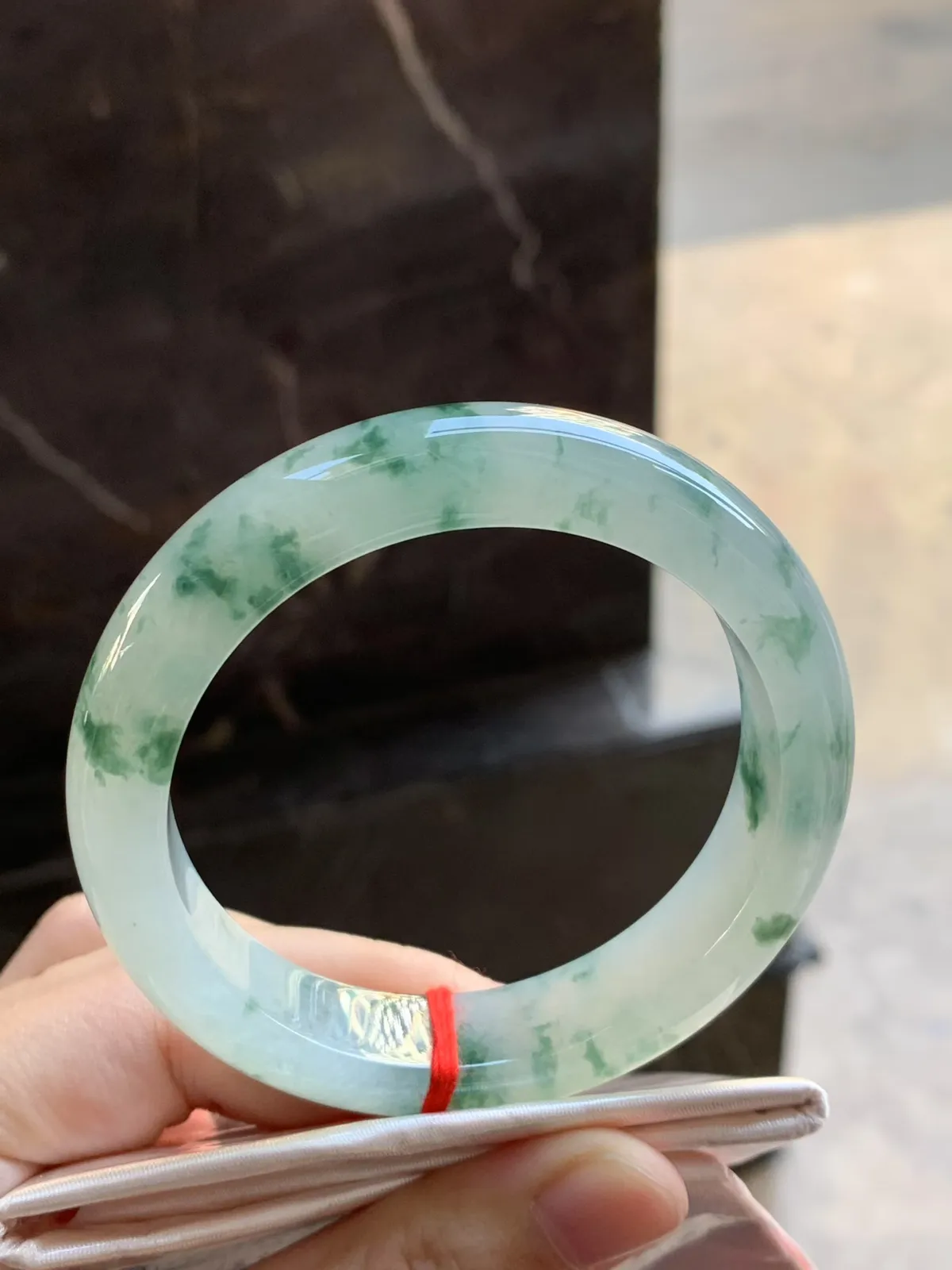 冰种飘花手镯
  品相好 清爽 颜色漂亮 种水好 
     尺寸 55.3-13.3-8.8mm