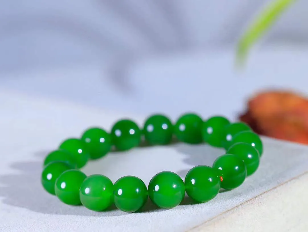 【珠圆玉润.手串】

收藏级臻品️和田玉碧玉珠圆玉润手串 玉质温润细腻  整串打磨圆润，佩戴舒适。珠珠落玉盘，间关莺语花底滑，一生美好时光，无论身在何处，都有它相伴相守。事事顺遂，幸福美满，吉祥如意。重44.3克 尺寸取一11.8mm  FDA-22102737