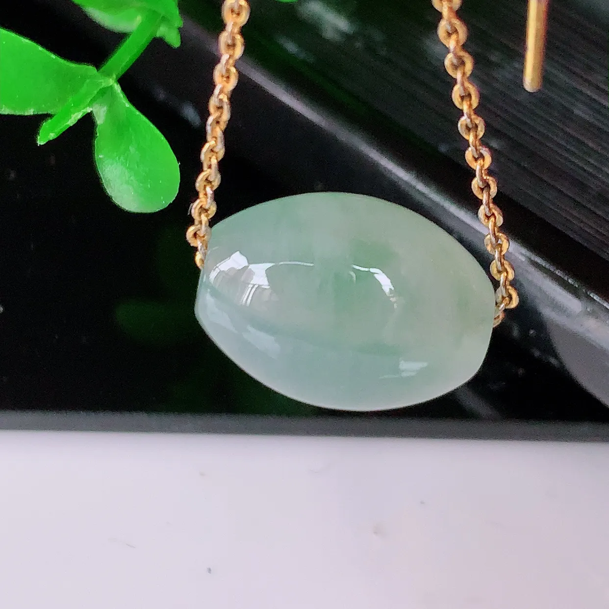 自然光实拍，冰种飘花翡翠路路通吊坠，寓意时来运转、财源滚滚，款式新颖时尚，日常百搭的款！配图银链#0