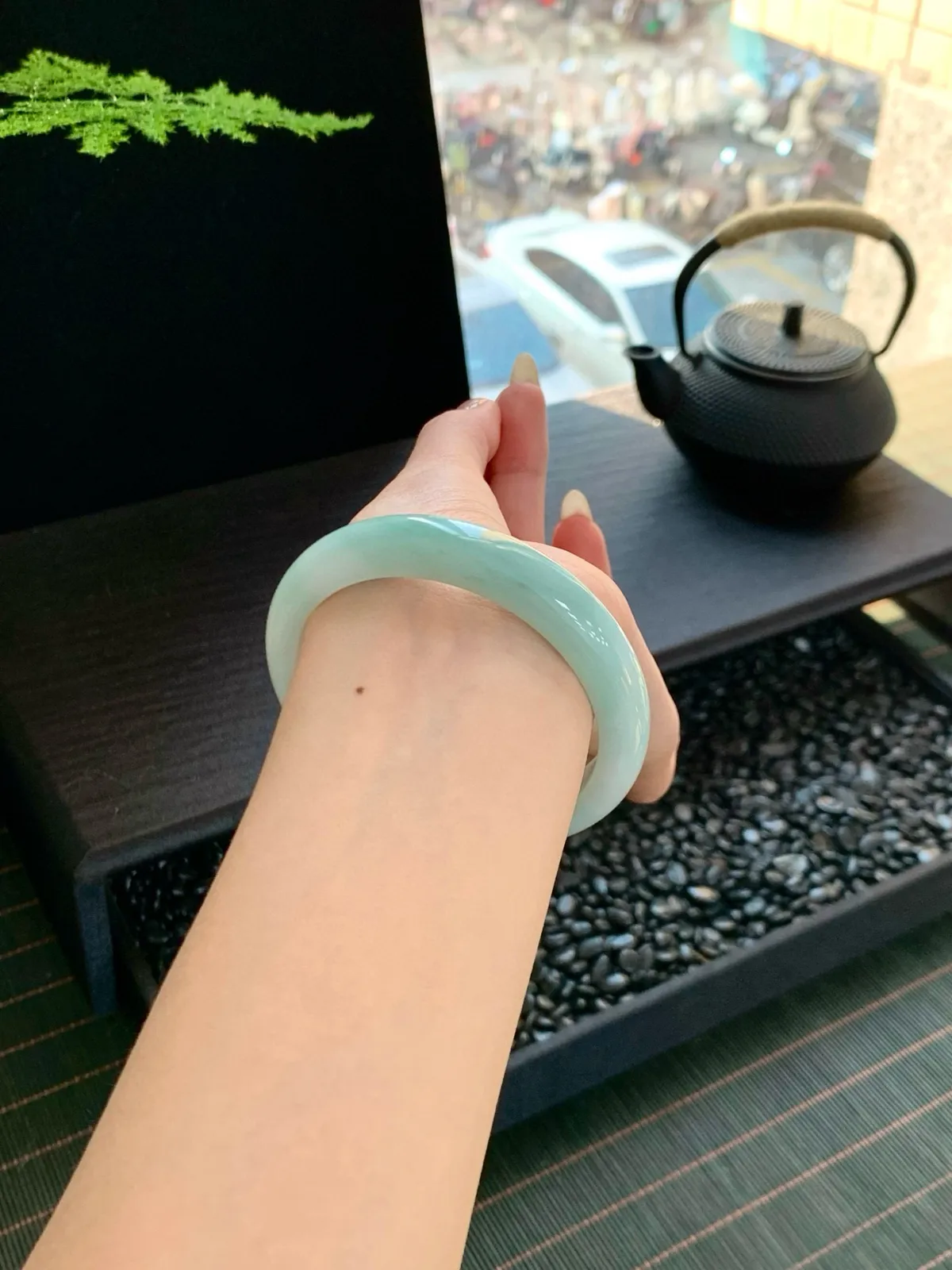 【冰飘绿手镯】
带着娇艳动人的色彩斑斓，仙气缭绕的手镯，上手那是高贵优雅气质与韵味一体的独特魅力～
【尺寸】57-12-8mm