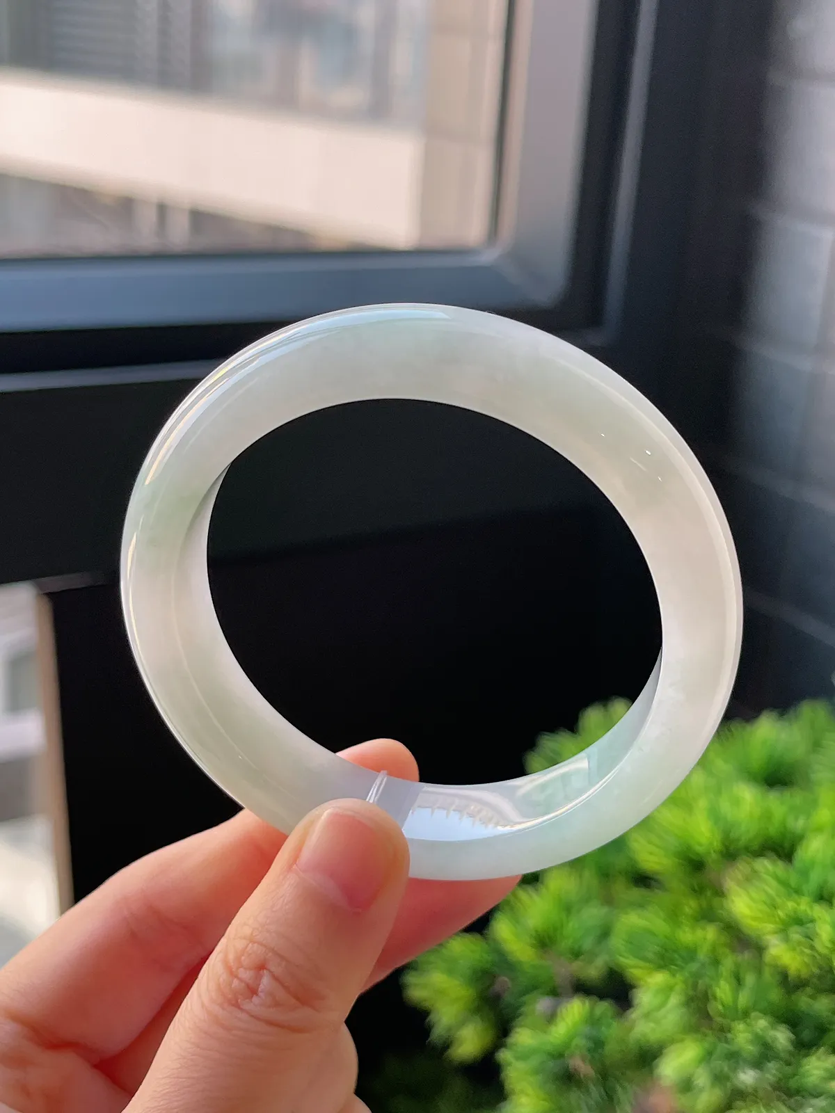 正圈56.5圈口，翡翠冰糯种浅绿色手镯