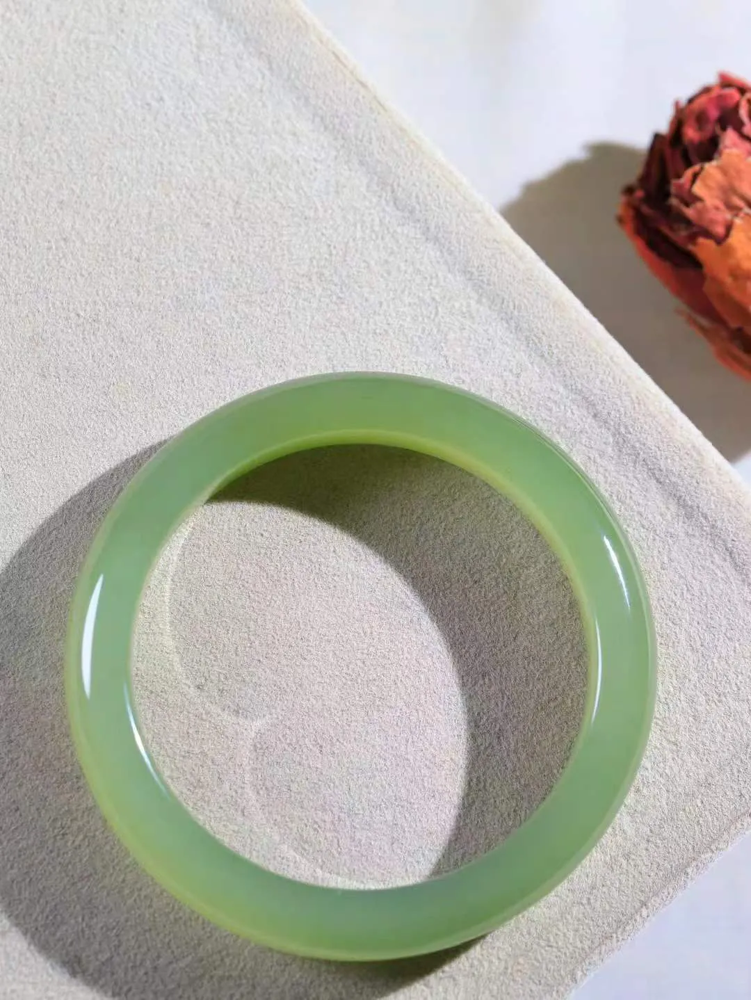 【温润于心.手镯】

精品️和田玉晴水绿手镯，如晴水般清澈，似晴空般纯净。每一缕纹理都诉说着大自然的馈赠，温润细腻，触手生温。佩戴它，仿佛将一片宁静的晴水湖戴在腕间，优雅从容，气质非凡。重48.3克  尺寸56-11.3-8.4mm  55122633A