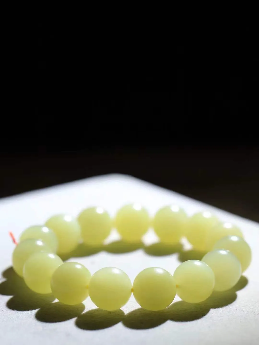 【珠圆玉润.手串】

精品️和田玉黄口珠圆玉润手串 玉质温润细腻  整串打磨圆润，佩戴舒适。珠珠落玉盘，间关莺语花底滑，一生美好时光，无论身在何处，都有它相伴相守。事事顺遂，幸福美满，吉祥如意。重64.6克 尺寸取一14mm  FDA-22102737