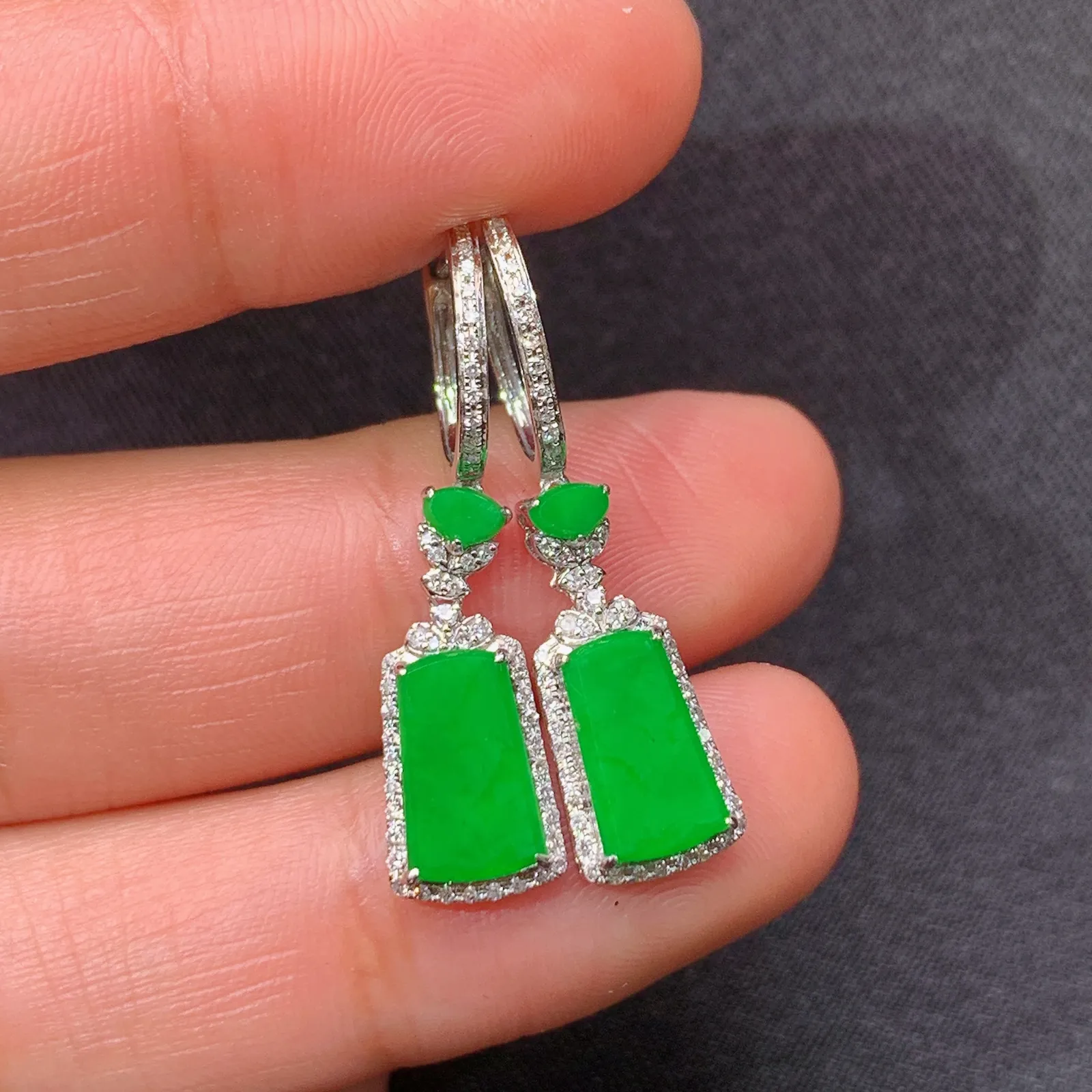 阳绿无事牌耳坠，18k金镶嵌，款式新颖，冰润色阳，种水足，Yt 尺寸8.9*5*1