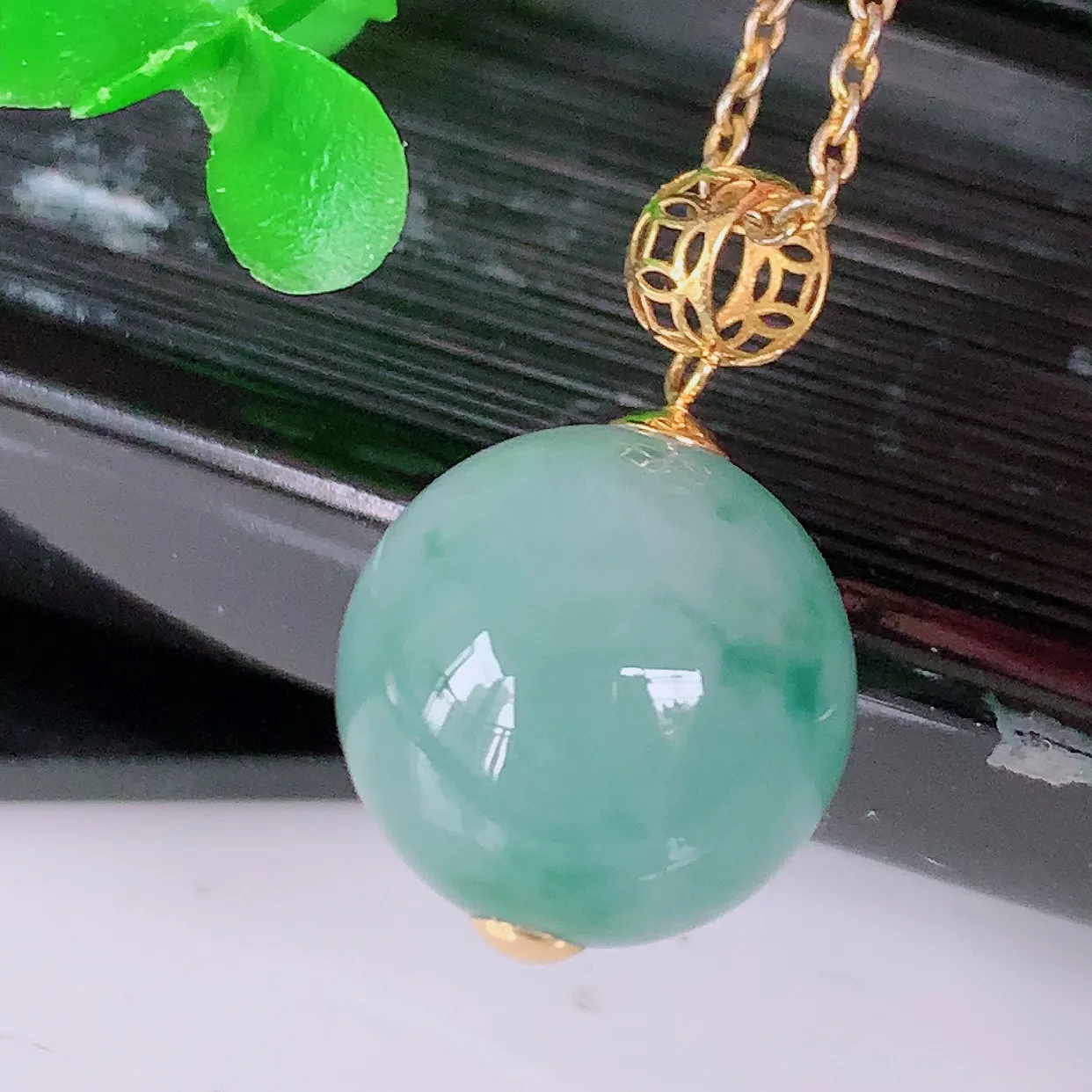 自然光实拍，18K金镶嵌冰飘花翡翠圆珠、转运珠吊坠，寓意“时来运转，财源滚滚” 寓意佳，荧光灼灼，转运珠佩戴时尚优雅！#032.4整体19.5裸石12.5