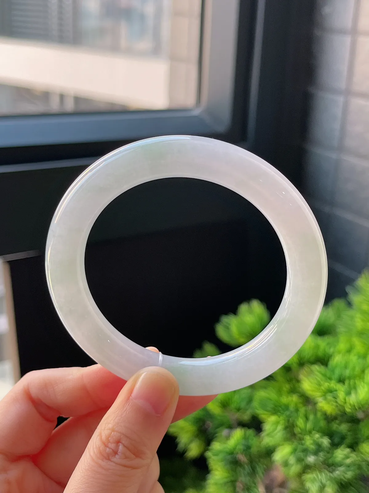 圆镯56圈口，翡翠冰糯种淡绿色手镯