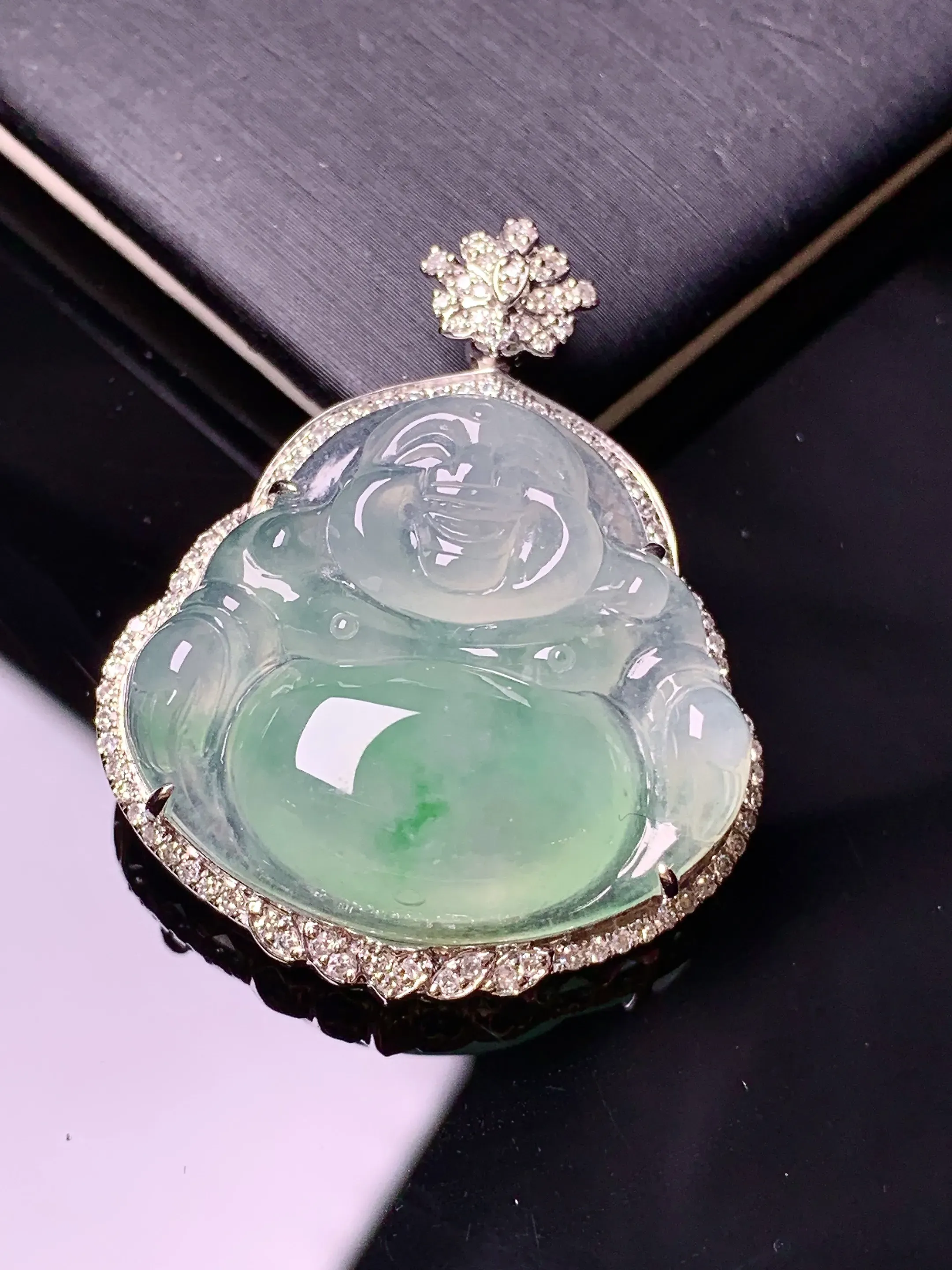 18k金钻镶嵌冰种飘绿佛公吊坠 玉质细腻 色泽清新艳丽 整体尺寸36.5*29.5*9.3