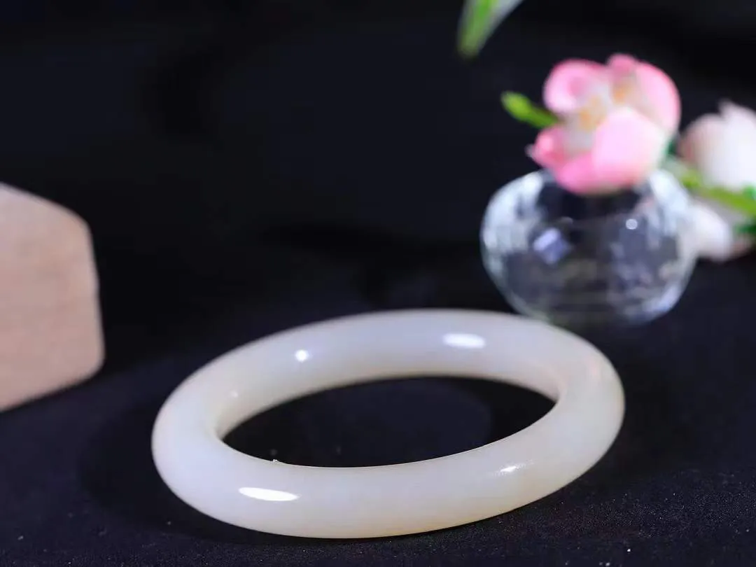 【粉黛.手镯】

精品️和田玉藕粉圆条手镯
仙女藕粉手镯
馥郁芬芳 油糯饱满
气质温婉尔雅 甜甜的藕粉色
质地如膏似脂 少女感十足
精工打磨 手感上佳
尺寸57.5-11.3-11.2mm 重66.5克 fDA-63102544