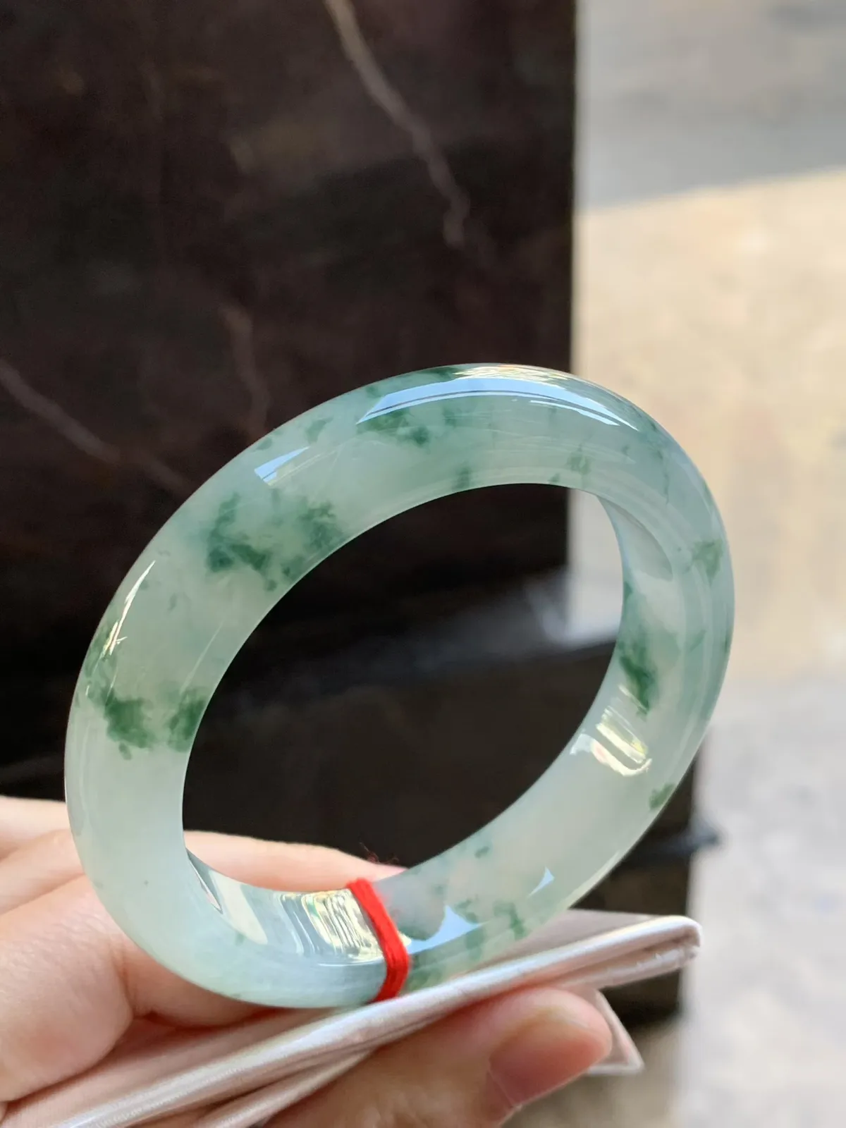 冰种飘花手镯
  品相好 清爽 颜色漂亮 种水好 
     尺寸 55.3-13.3-8.8mm