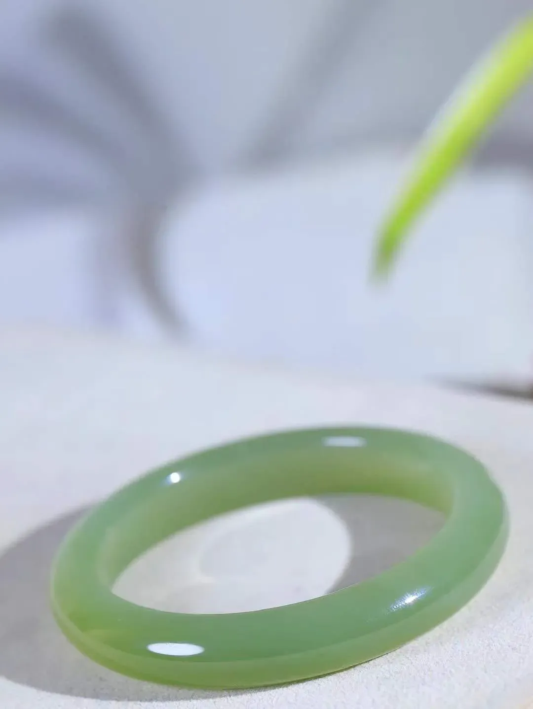 【温润于心.手镯】

精品️和田玉晴水绿手镯，如晴水般清澈，似晴空般纯净。每一缕纹理都诉说着大自然的馈赠，温润细腻，触手生温。佩戴它，仿佛将一片宁静的晴水湖戴在腕间，优雅从容，气质非凡。重48.3克  尺寸56-11.3-8.4mm  55122633A