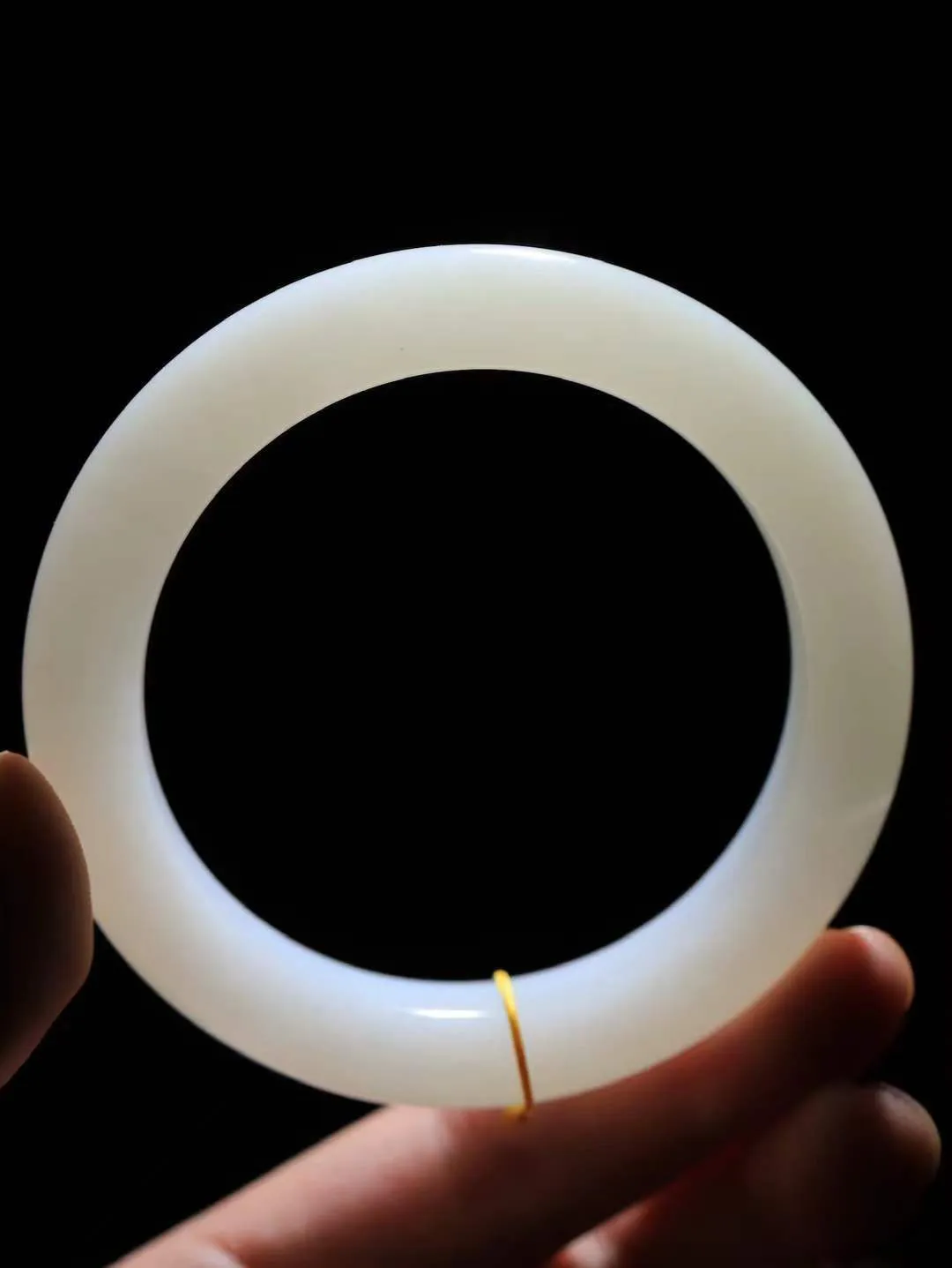 （温柔雅致.手镯）

精品️和田玉白玉手镯。镯型饱满，温润细腻，脂润沁香。️执一卷书，沏一盏茶，着一袭裙，戴一只镯。淡淡浅笺，素心若兰，静赏玉中诗画。悠悠岁月，芊手轻摘，盛满诗样芳华。重79克   尺寸60.5-13-11.2mm    FDL-66102633