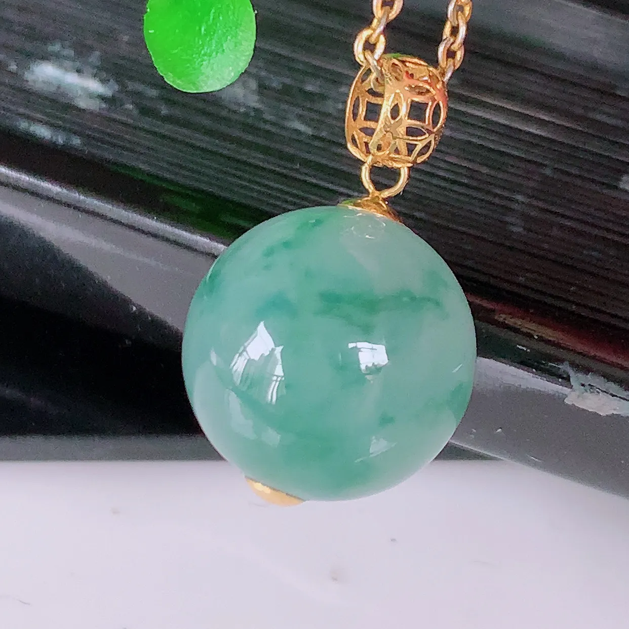 自然光实拍，18K金镶嵌冰飘花翡翠圆珠、转运珠吊坠，寓意“时来运转，财源滚滚” 寓意佳，荧光灼灼，转运珠佩戴时尚优雅！#032.4整体19.5裸石12.5