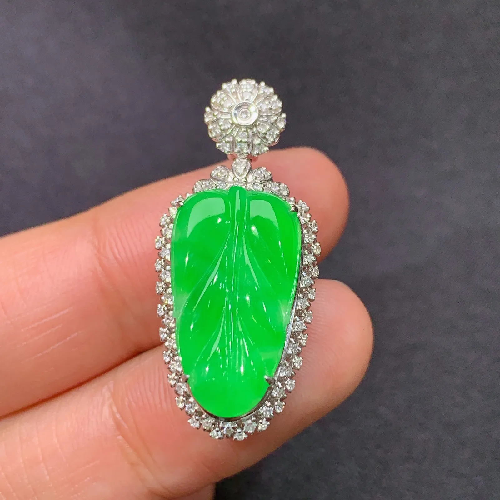 阳绿树叶吊坠，18k金镶嵌，冰润色阳，玉质细腻，种水足，Yt 尺寸30.7*13.9*8.4