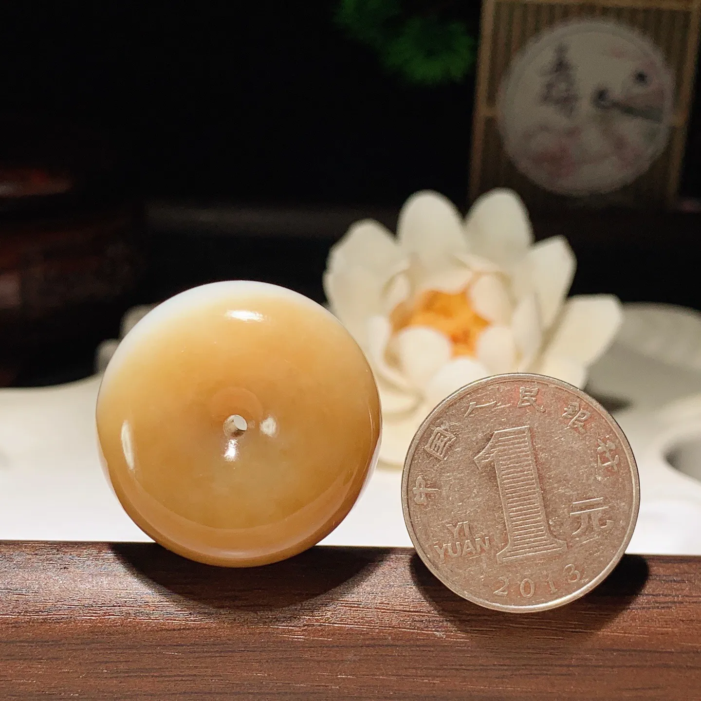 和田玉且末糖平安扣挂件 尺寸30/15重25.3克。玉质细腻油润。手推出油。佩戴高端典雅。lt260127