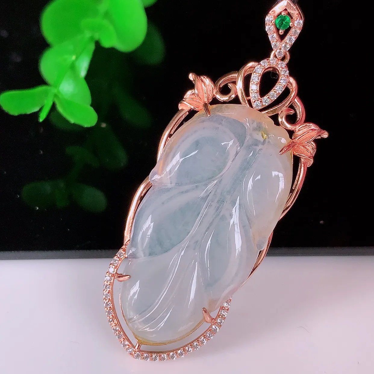 冰种翡翠925银镶嵌叶子吊坠，自然光实拍，翠色灵动，颜色漂亮，种老水足，品相佳，佩戴佳品！#038.