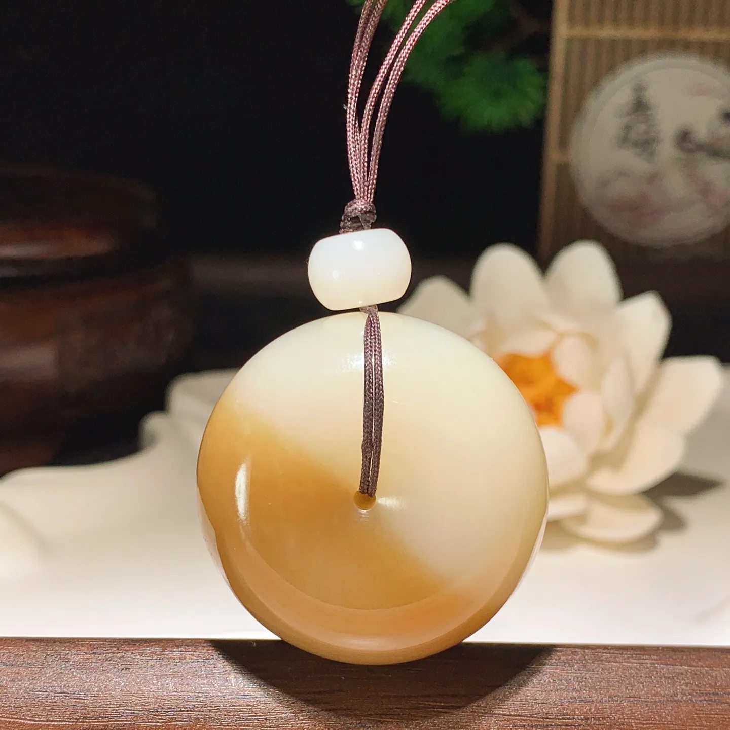 新疆和田玉且末糖平安扣挂件 尺寸34/18/重40克。玉质细腻油润。手推出油。佩戴高端典雅。lt260127