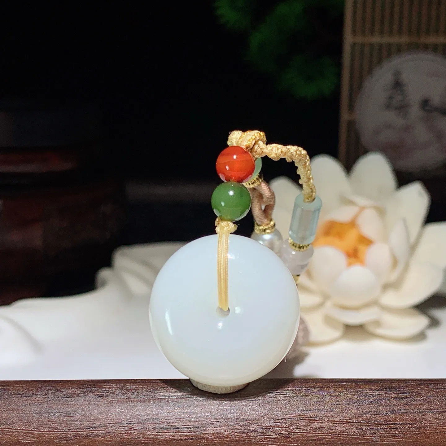 和田玉羊脂白平安扣挂件 尺寸22/11重14.5克。玉质细腻油润。手推出油。佩戴高端典雅。lt260127