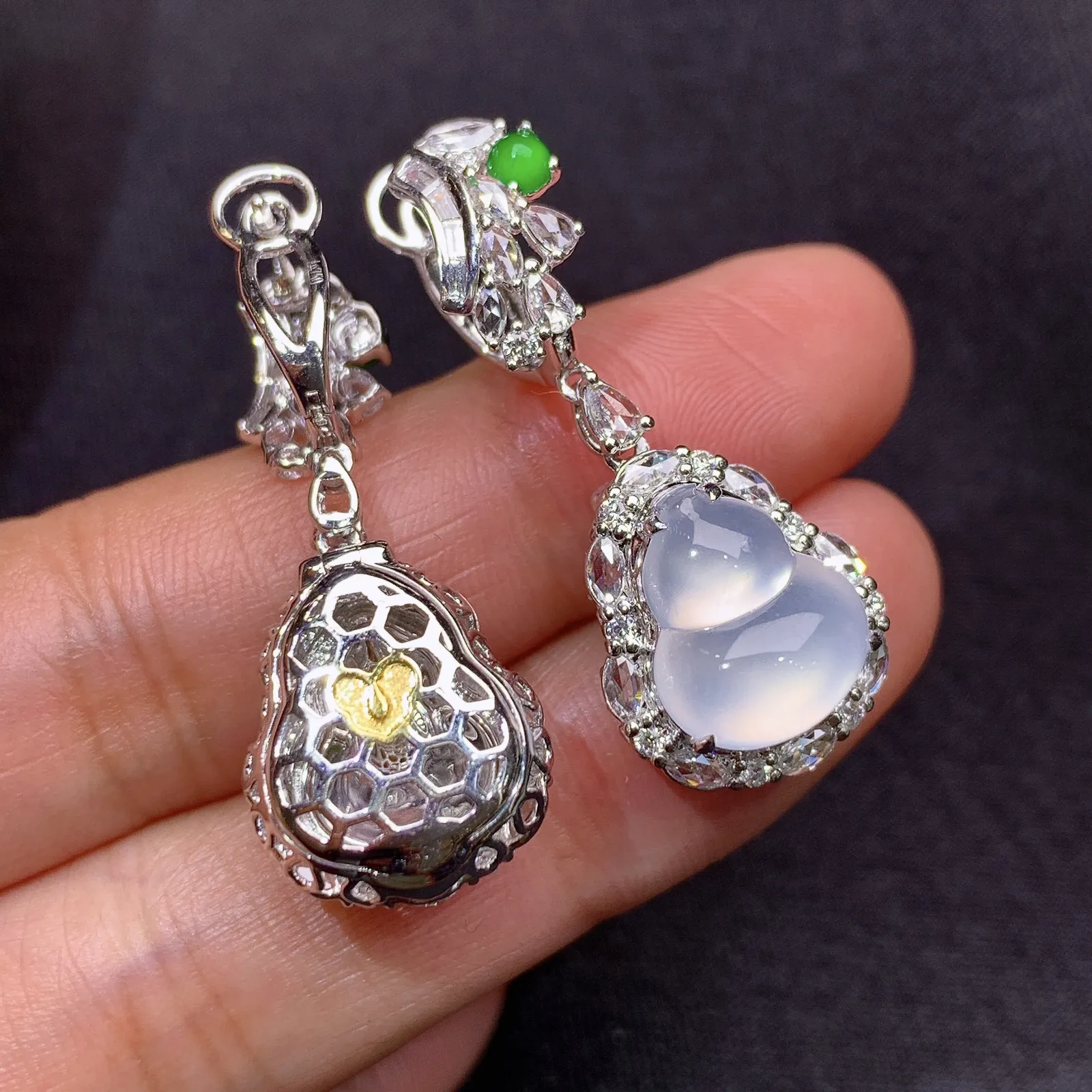 18k金钻镶嵌冰种葫芦耳坠 搭配小阳绿蛋面镶嵌 玉质水润细腻 清新透亮 整体尺寸35.5*13.6*10.3