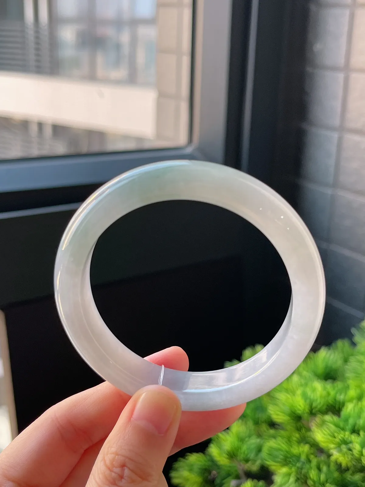 正圈55.5圈口，翡翠冰糯种淡绿色手镯