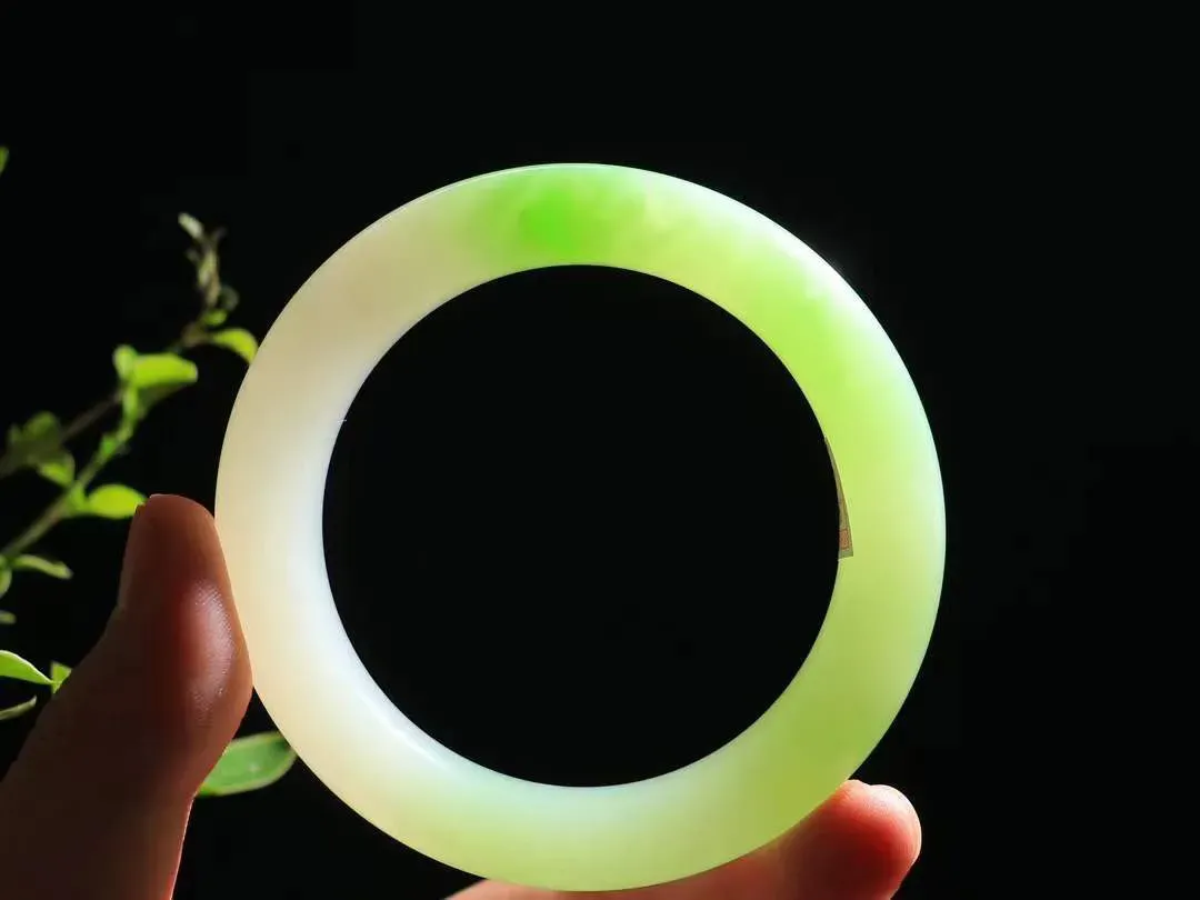 【翠色怡人.手镯】

让开让开[吃瓜]重器来了～️️
好久没见过这么白底色的翠青手镯[吃瓜]
同料所出，翠白分明，翠色青翠鲜艳，白肉干净纯正。收藏传家臻品。重101.7克  尺寸56-17.5-11mm  FDY-451152184