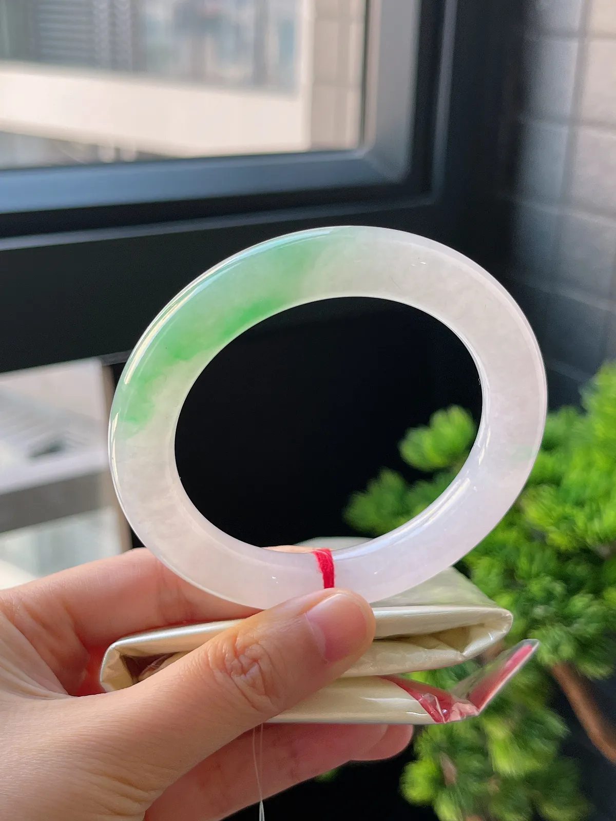 圆镯57.7圈口，翡翠冰糯种飘花手镯