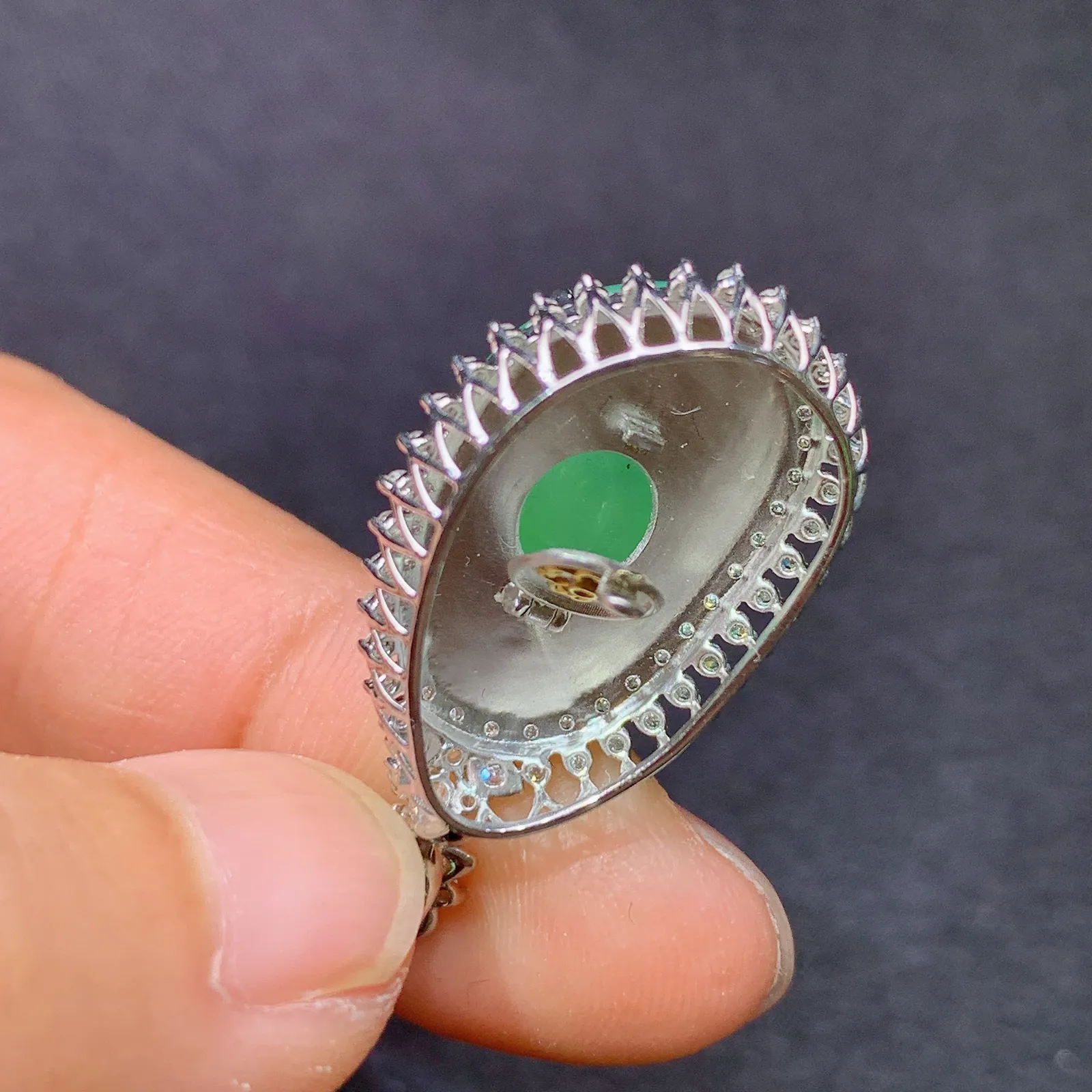 果绿福瓜吊坠，18k金镶嵌，冰润色阳，玉质细腻，种水足，Ysj 尺寸31.4*16.2*12.8