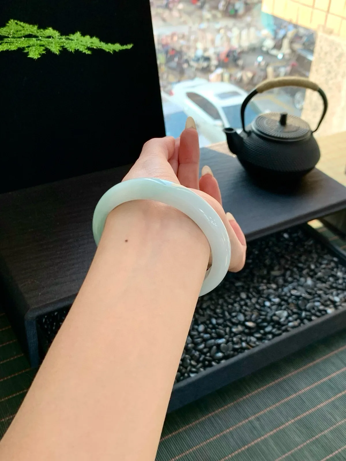 【冰飘绿手镯】
带着娇艳动人的色彩斑斓，仙气缭绕的手镯，上手那是高贵优雅气质与韵味一体的独特魅力～
【尺寸】57-12-8mm