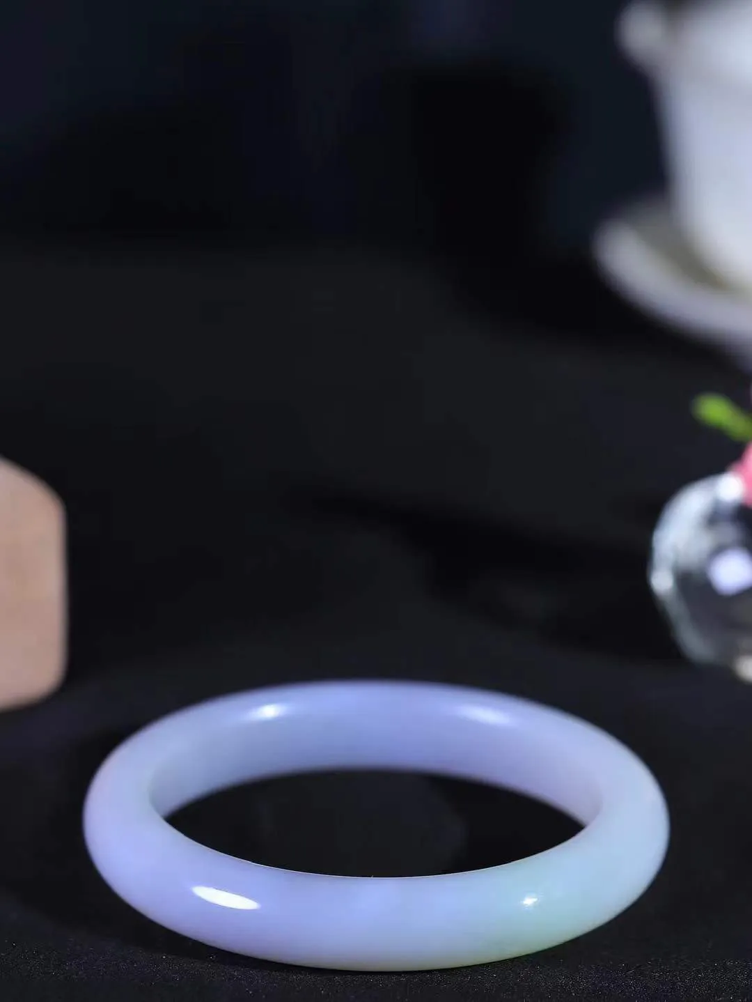 （温柔雅致.手镯）

精品和田玉三色手镯。镯型饱满，温润细腻，脂润沁香。️执一卷书，沏一盏茶，