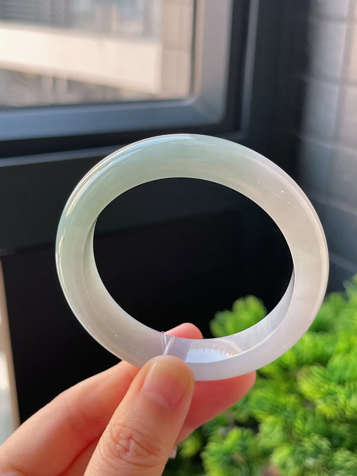 正圈52圈口，翡翠冰糯种浅绿色手镯